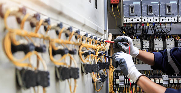 Professional Electrician technician working in Miami, FL